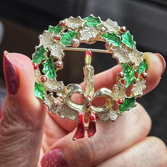 VINTAGE GERRY'S SIGNED GOLD TONE ENAMEL CHRISTMAS WREATH PIN BROOCH - Picture 9 of 16